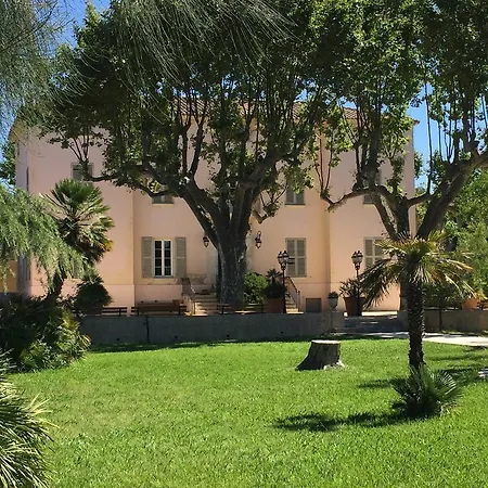 Дом отдыха Le Chateau Des Anglades Йер