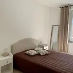 Le Chateau Des Anglades 펜션 히에레